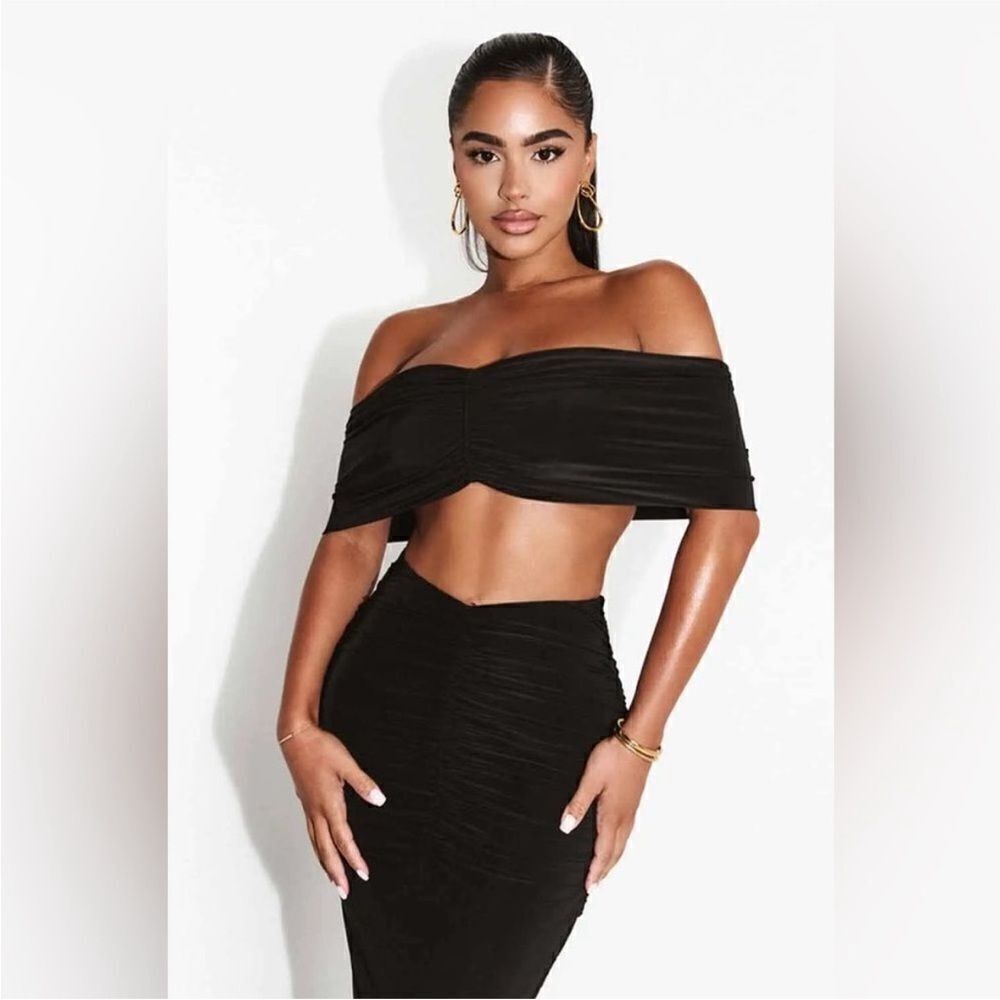 Naked Wardrobe NWT HOURGLASS OFF-SHOULDER
RUCHED CROP TOP Black Size XL